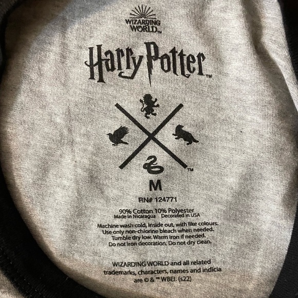 NWT Wizarding World Harry Potter Hogwarts House Crest Tee | Studio Tour London - Picture 3 of 4